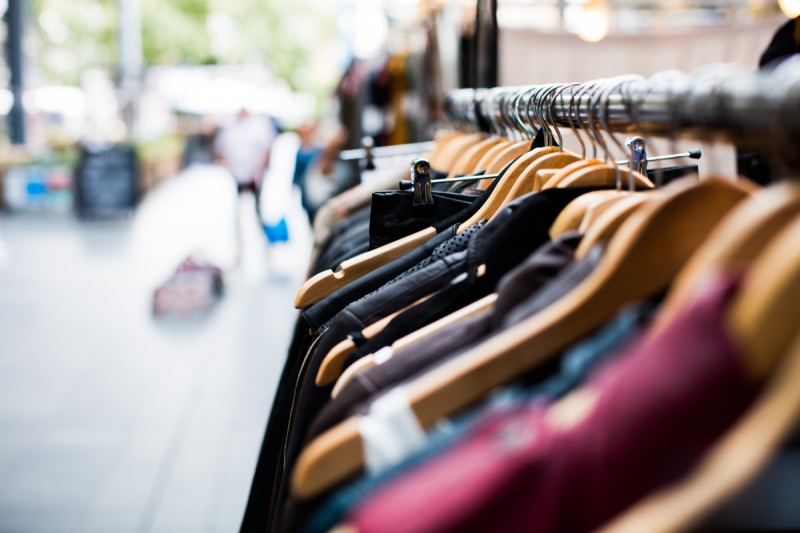 magasin-ASPREMONT-min_blur_close_up_focus_hanger_jacket_market_people_rack-1176303