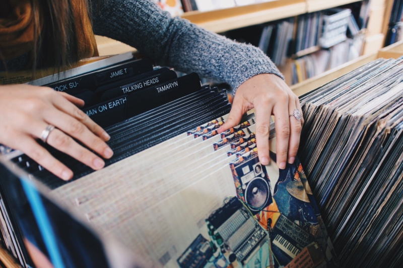 magasin-ASPREMONT-min_vinyl_records_store_shopping_retro_music_audio_album_rock-684576
